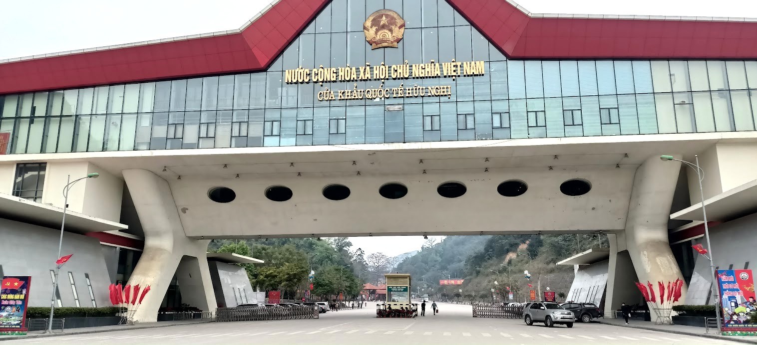 Cửa khẩu quốc tế Hữu Nghị Lạng Sơn. Vận chuyển hàng chính ngạch