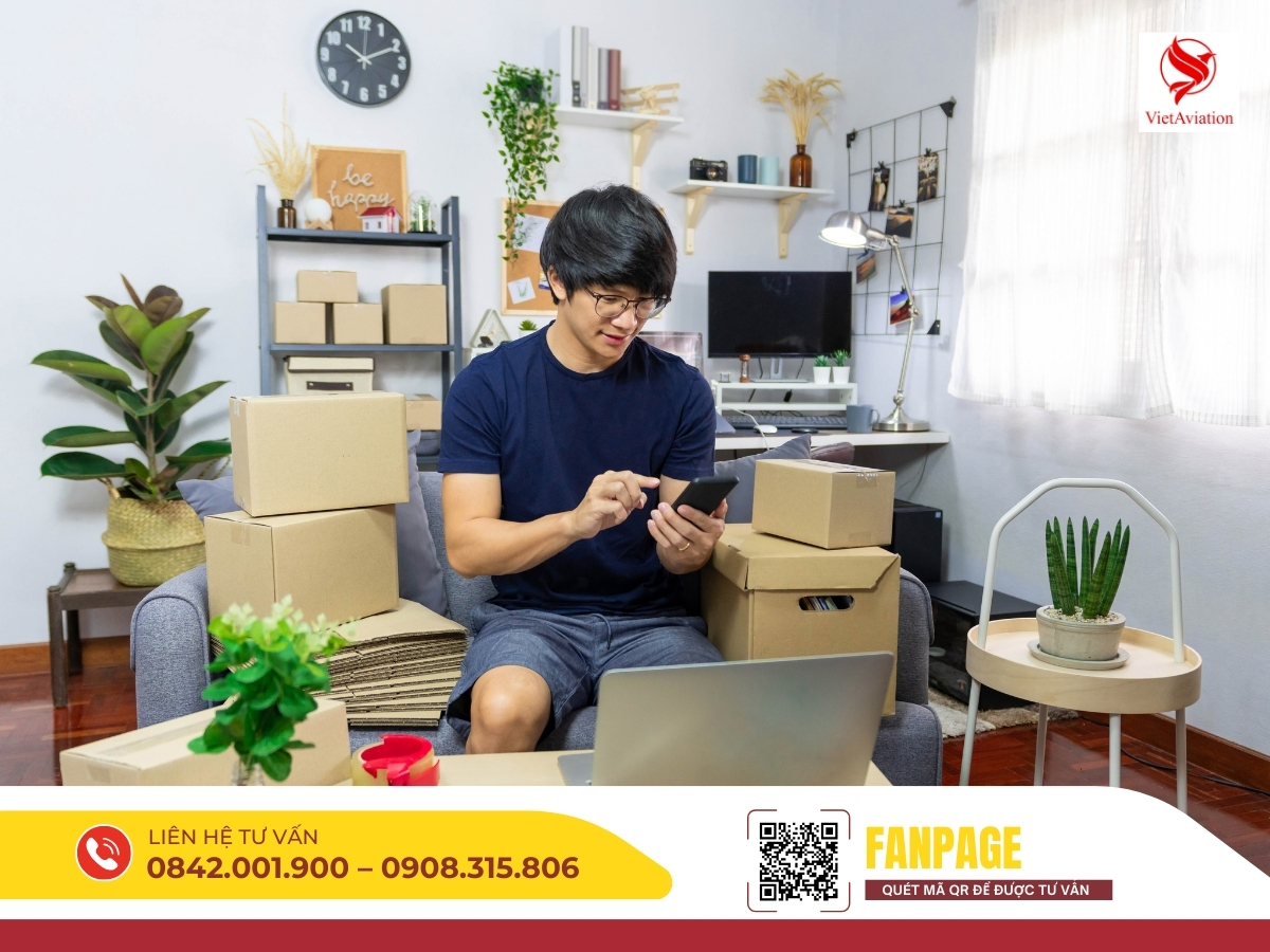 Khách hàng đóng gói hàng tại nhà trước khi sử dụng dịch vụ chuyển phát nhanh hàng đi Trung Quốc.
