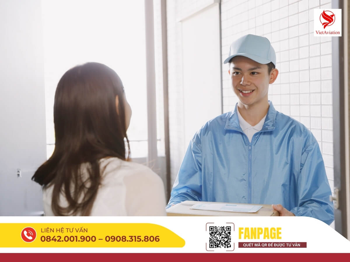 Khách hàng nhận hàng hóa từ dịch vụ chuyển phát nhanh Trung Quốc – Việt Nam.
