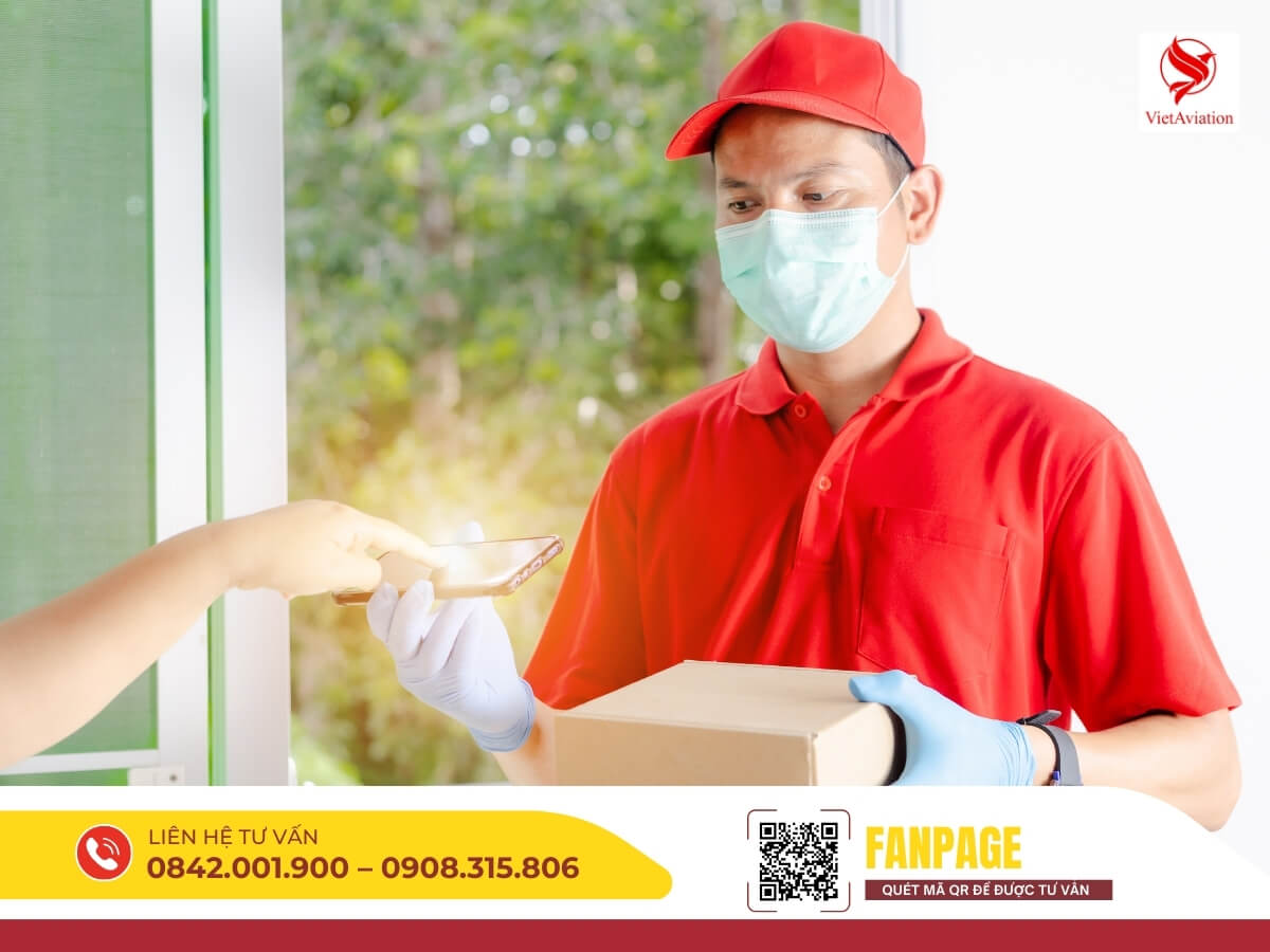 Nhân viên giao hàng tận nơi cho khách sau khi chuyển phát nhanh từ Trung Quốc.