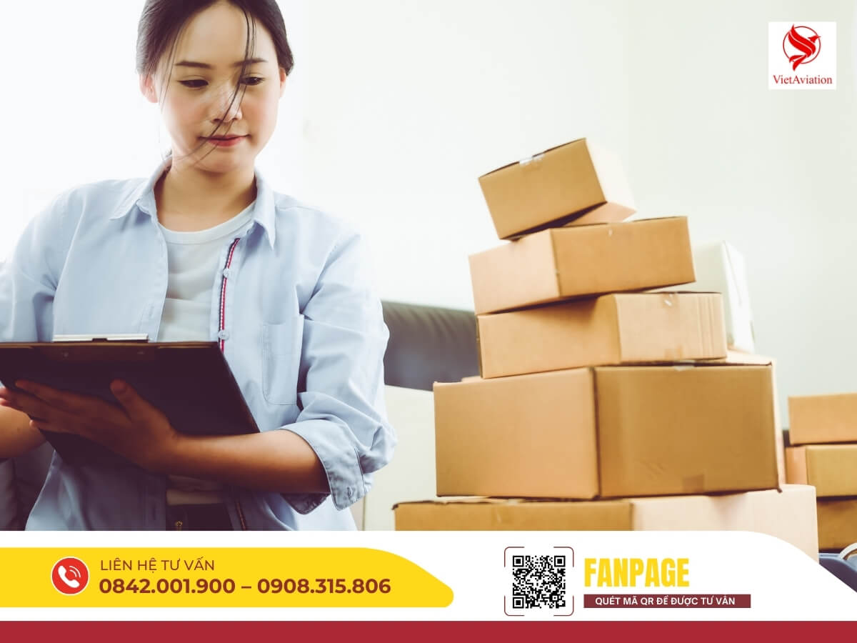 Nhân viên kiểm đếm kiện hàng trước khi vận chuyển từ Trung Quốc về Việt Nam.