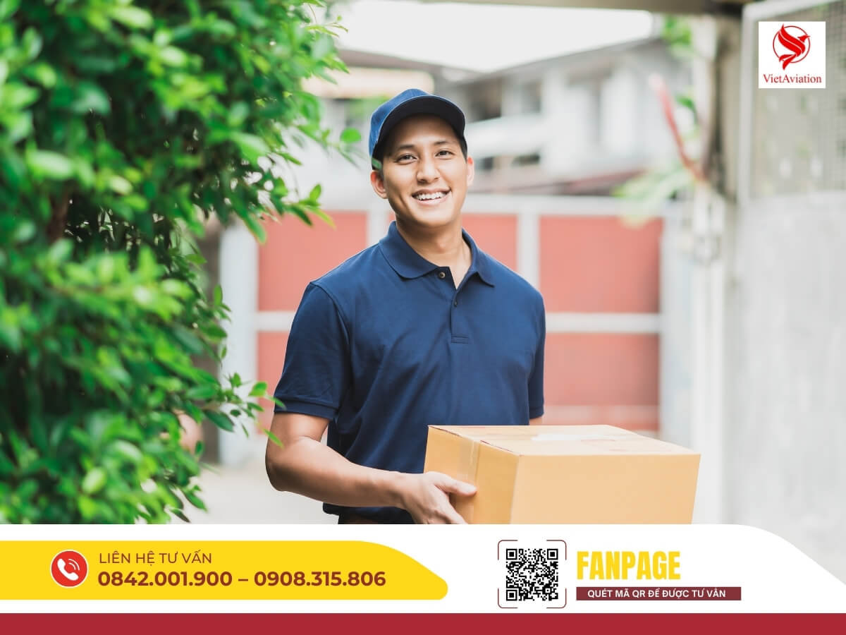 Nhân viên VietAir Cargo giao nhận hàng hóa chuyển phát nhanh Trung Quốc – Việt Nam.