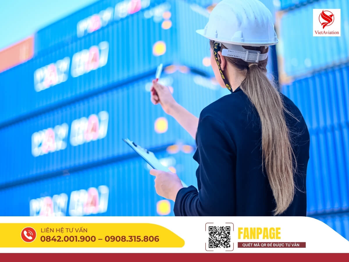 Quản lý logistics theo dõi container vận chuyển hàng sang Trung Quốc.