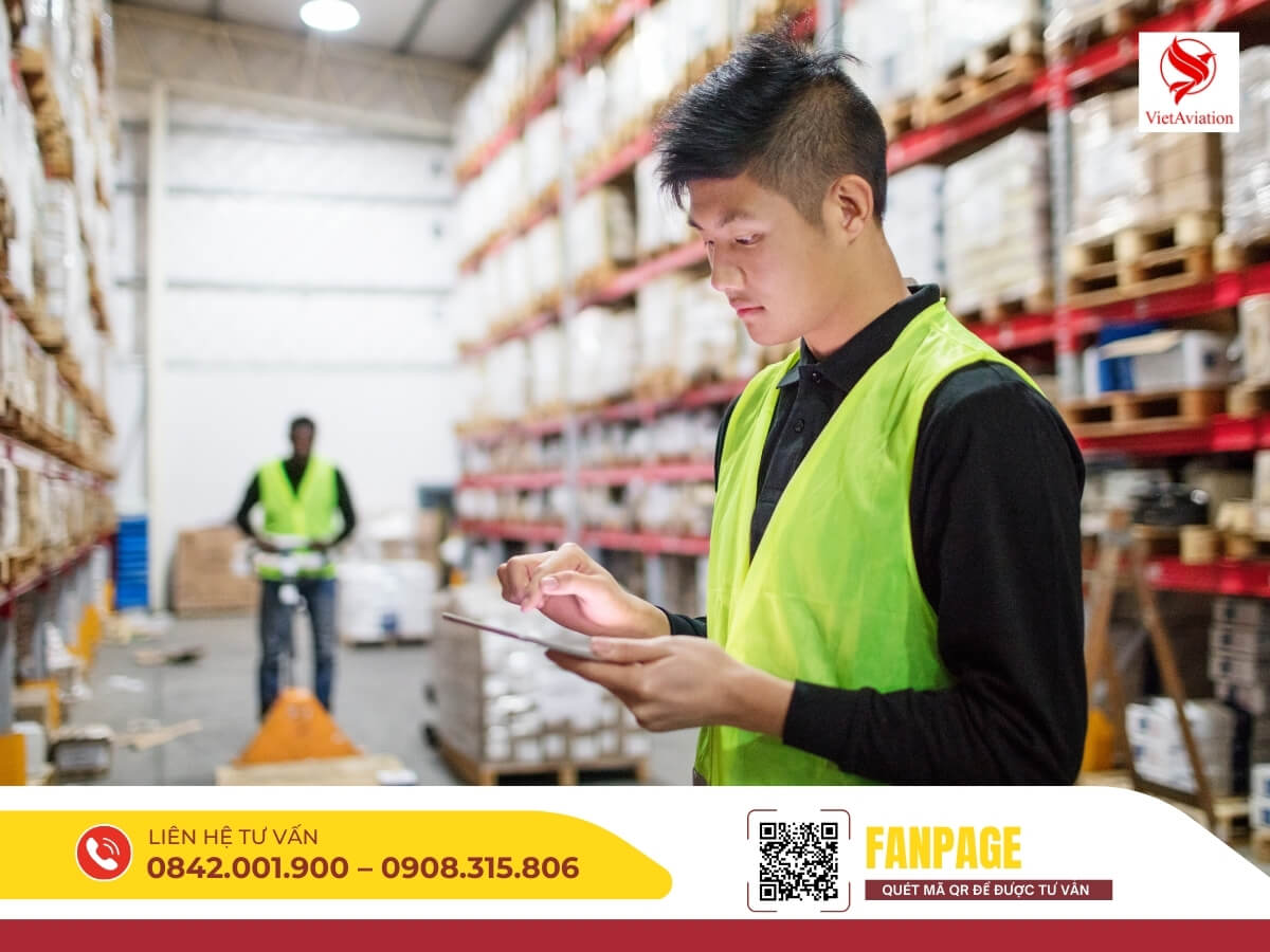 Nhân viên logistics kiểm tra chi tiết đơn hàng trước khi vận chuyển đi Trung Quốc.