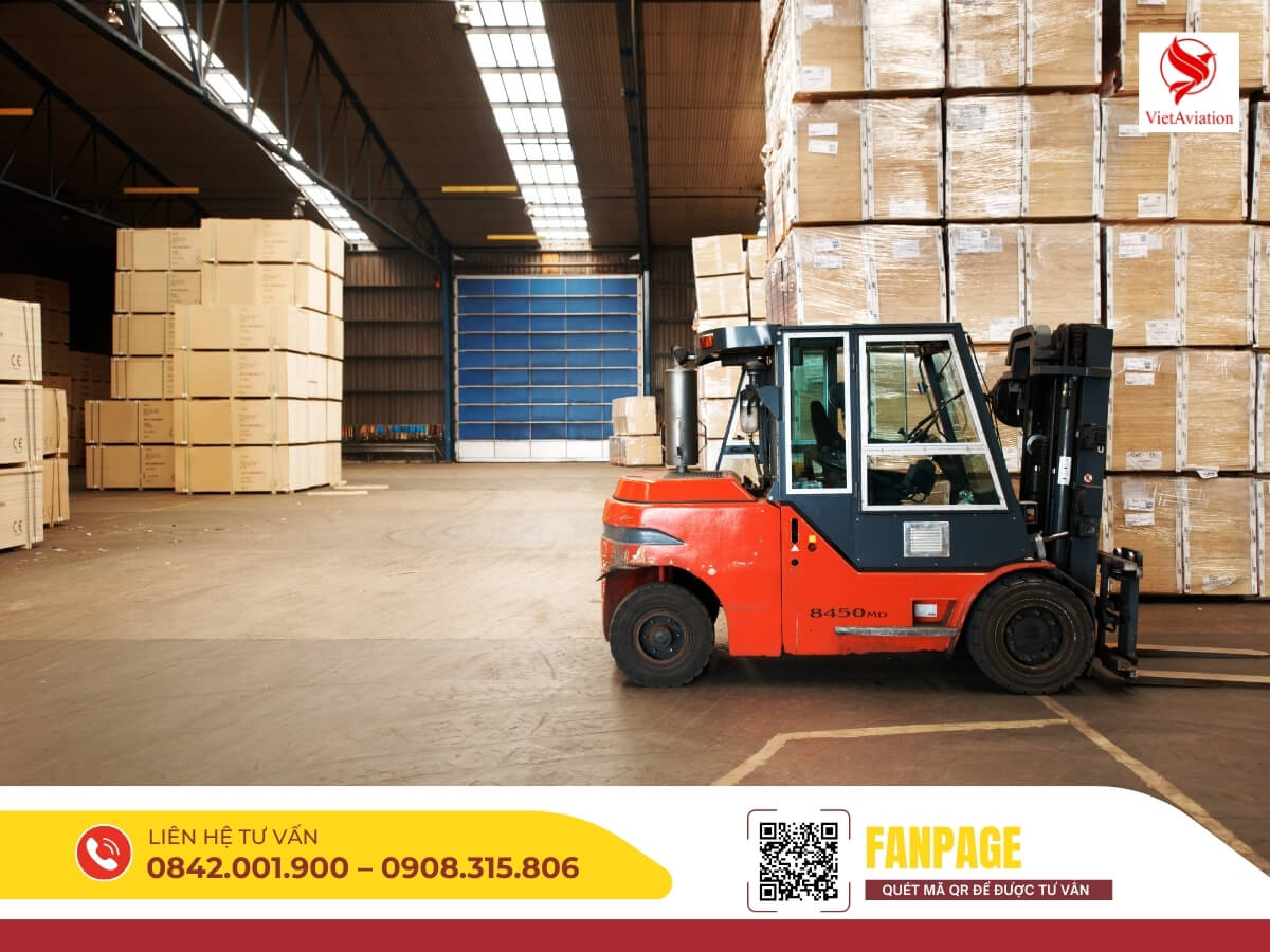 Xe nâng di chuyển hàng hóa tại kho bãi trước khi gửi sang Trung Quốc.