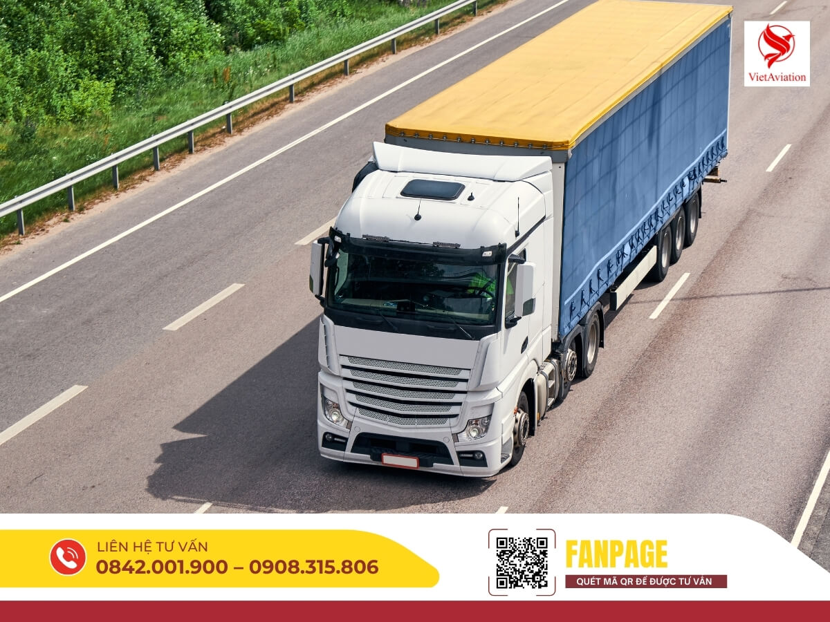 Xe tải vận chuyển hàng hóa trong dịch vụ chuyển phát nhanh đi Trung Quốc từ TPHCM.