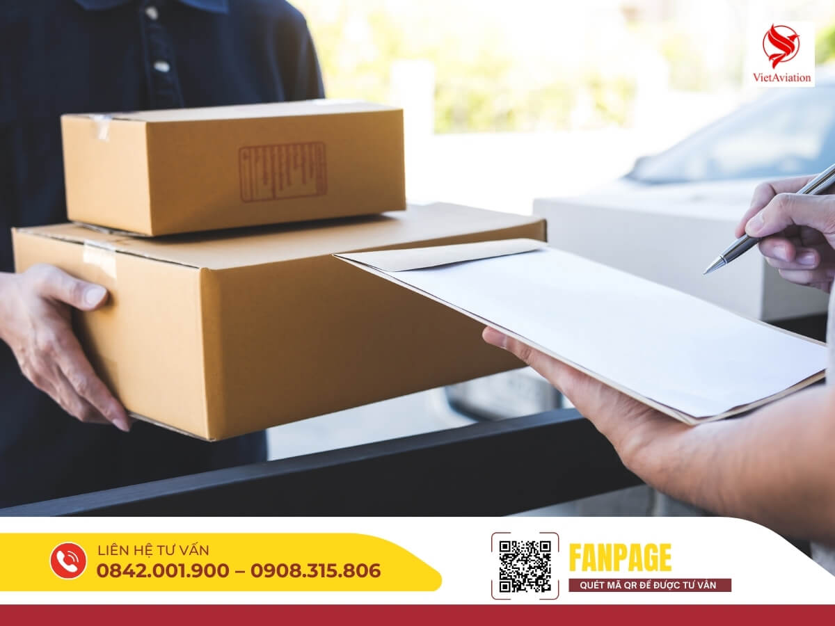 Nhân viên Vietair Cargo kiểm tra và xác nhận giấy tờ khi gửi hàng đi Trung Quốc.
