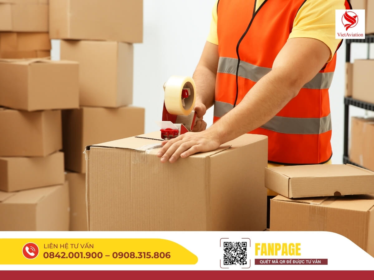 Nhân viên đóng gói hàng hóa theo tiêu chuẩn quốc tế để chuyển phát đi Trung Quốc.