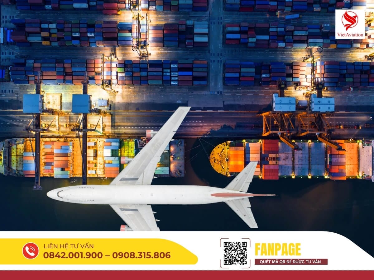 Máy bay vận chuyển hàng hóa từ Trung Quốc về Việt Nam qua tuyến chuyển phát nhanh quốc tế.