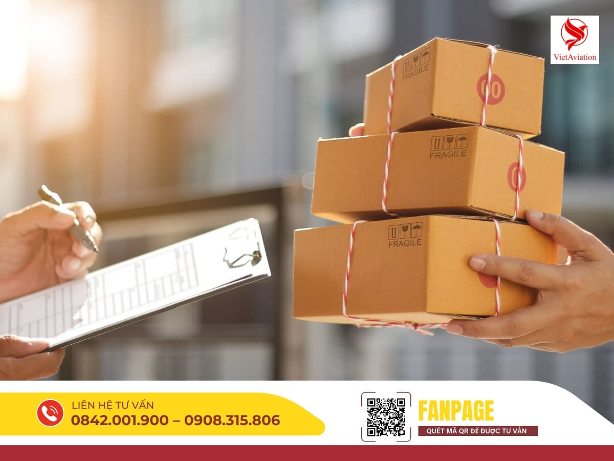 Khách hàng kiểm tra và ký nhận hàng hóa gửi đi Trung Quốc tại TPHCM.