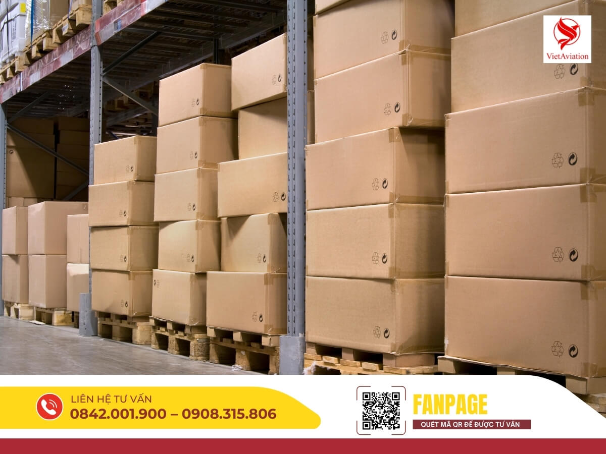 Kho hàng lớn của công ty chuyển phát nhanh đi Trung Quốc với các kiện hàng được sắp xếp gọn gàng, đảm bảo an toàn vận chuyển quốc tế.