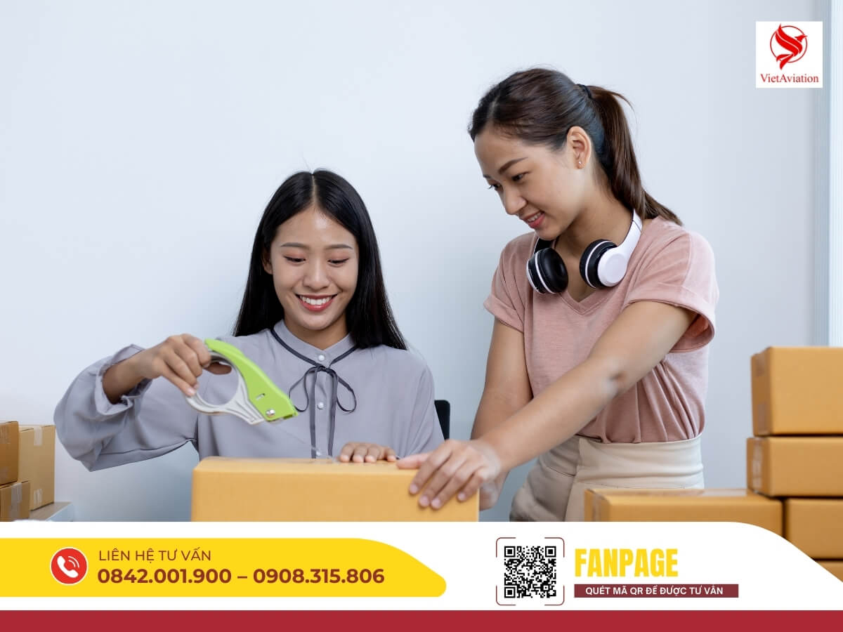 Nhân viên hỗ trợ khách hàng đóng gói bưu kiện gửi đi Trung Quốc, mang lại trải nghiệm dịch vụ tận tâm.