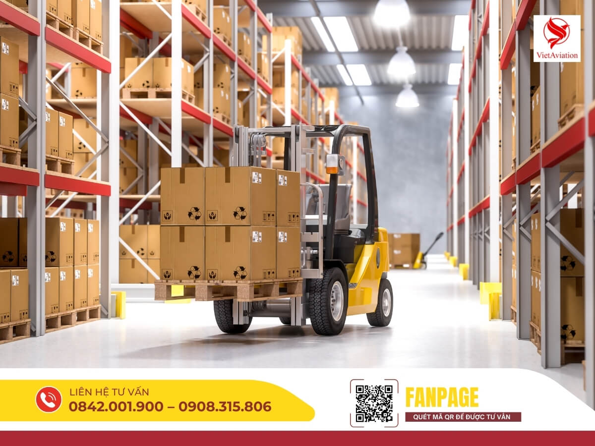 Xe nâng vận chuyển hàng trong kho lớn của công ty chuyển phát nhanh đi Trung Quốc, đảm bảo tiến độ xuất hàng.