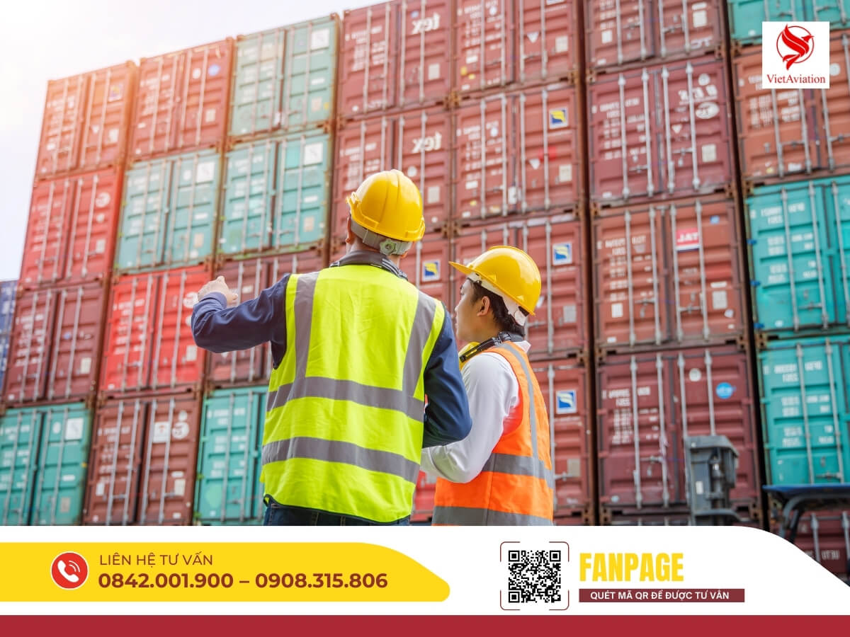 Nhân viên logistics kiểm tra container hàng xuất khẩu đi Trung Quốc tại cảng.