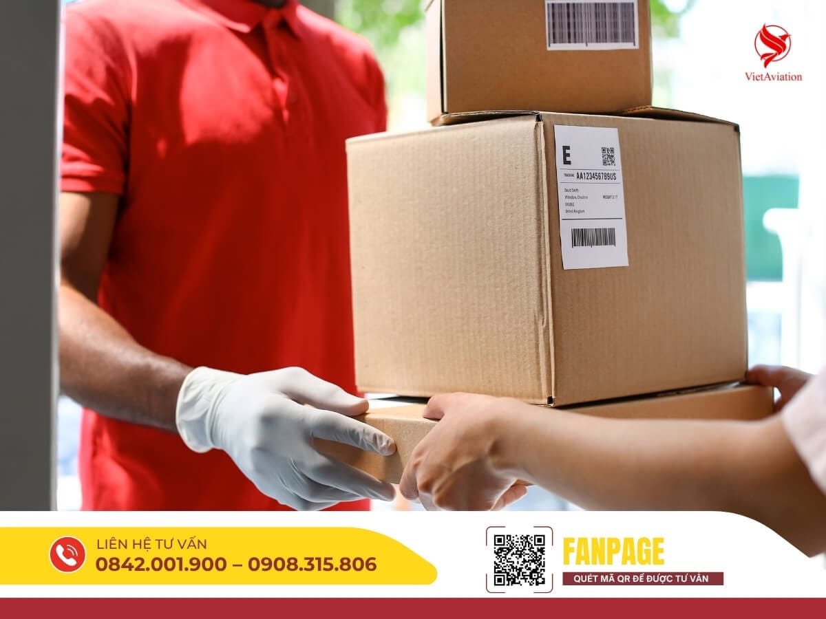 Nhân viên đang giao kiện hàng đến tận tay khách, thể hiện tính chuyên nghiệp trong dịch vụ chuyển phát nhanh quốc tế.