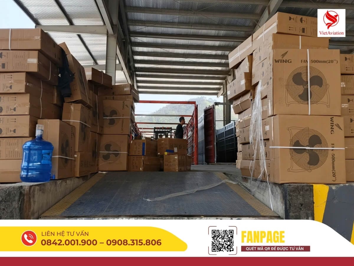 Lô hàng điều hòa và thiết bị điện tử được xếp gọn gàng tại kho, chuẩn bị chuyển phát nhanh từ Trung Quốc về Việt Nam.