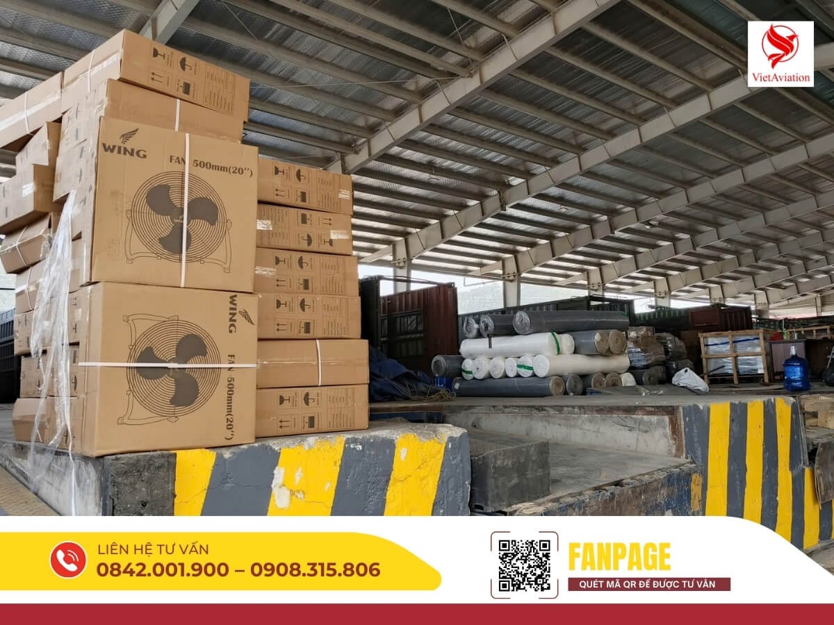 Kho hàng chứa các kiện điều hòa được đóng pallet chắc chắn, chờ xuất chuyển phát nhanh từ Trung Quốc về Việt Nam.