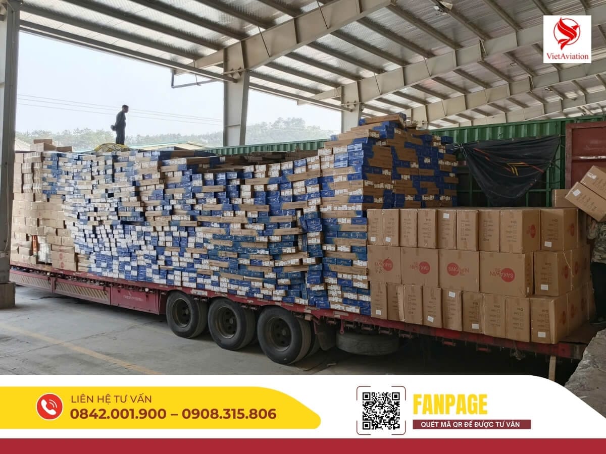 Xe container chất đầy hàng hóa xuất khẩu từ Trung Quốc về Việt Nam qua dịch vụ chuyển phát nhanh.