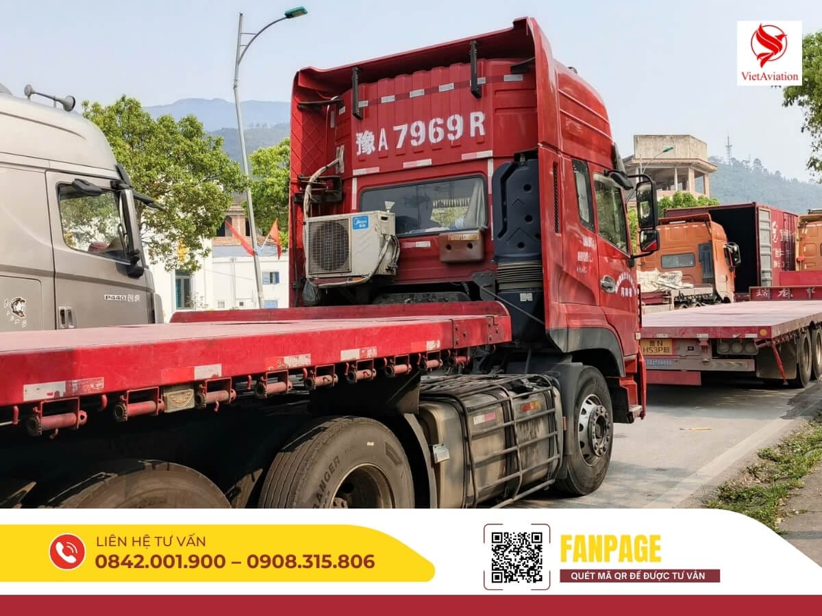 Đầu kéo container của Vietaviation Logistics sẵn sàng nhận hàng để vận chuyển từ Trung Quốc về Việt Nam.