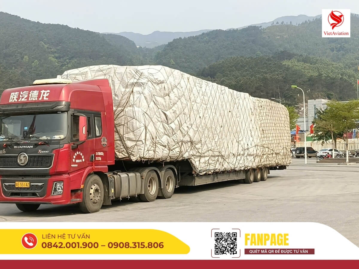 Hàng hóa được phủ bạt kín trên xe container, chuẩn bị rời kho tại Trung Quốc về Việt Nam. Hướng Dẫn Vận Chuyển Hàng Từ Trung Quốc Về Việt Nam Đơn Giản