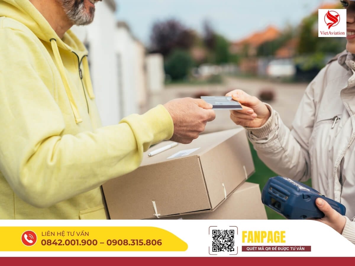 Khách hàng ký nhận hàng hóa từ dịch vụ chuyển phát nhanh quốc tế, phản ánh sự tin tưởng và hài lòng.