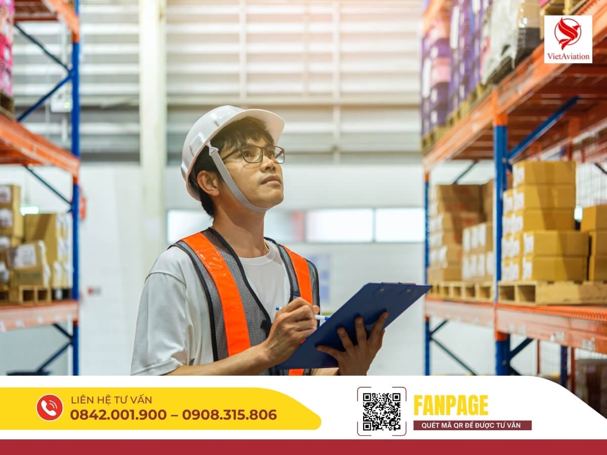 Nhân viên kiểm kê hàng hóa trong kho trước khi gửi chuyển phát nhanh hàng Trung Quốc.