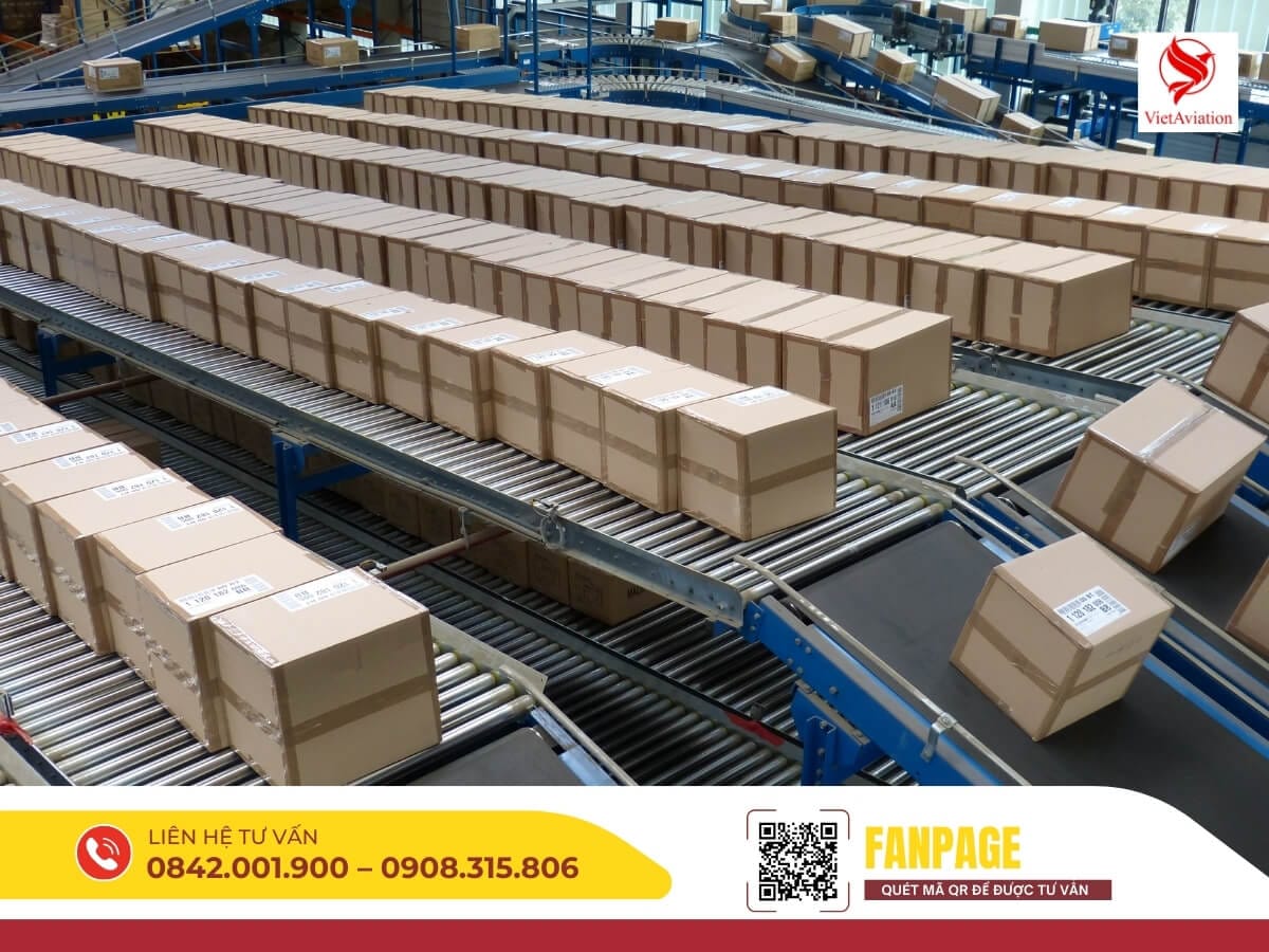 Hàng hóa được di chuyển trên băng chuyền để chuẩn bị vận chuyển nhanh từ Trung Quốc về Việt Nam.
