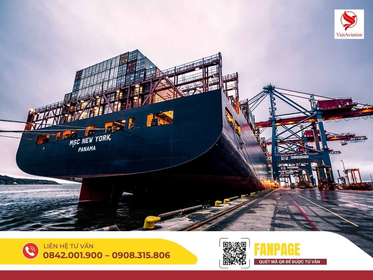 Tàu biển container xuất phát từ cảng, minh họa cho hình thức vận chuyển chính ngạch từ Trung Quốc.