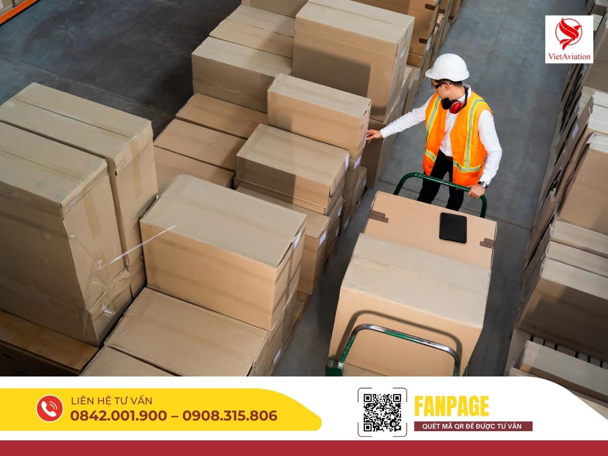 Công nhân xếp kiện hàng vào khu vực chuẩn bị vận chuyển từ Trung Quốc về Việt Nam.