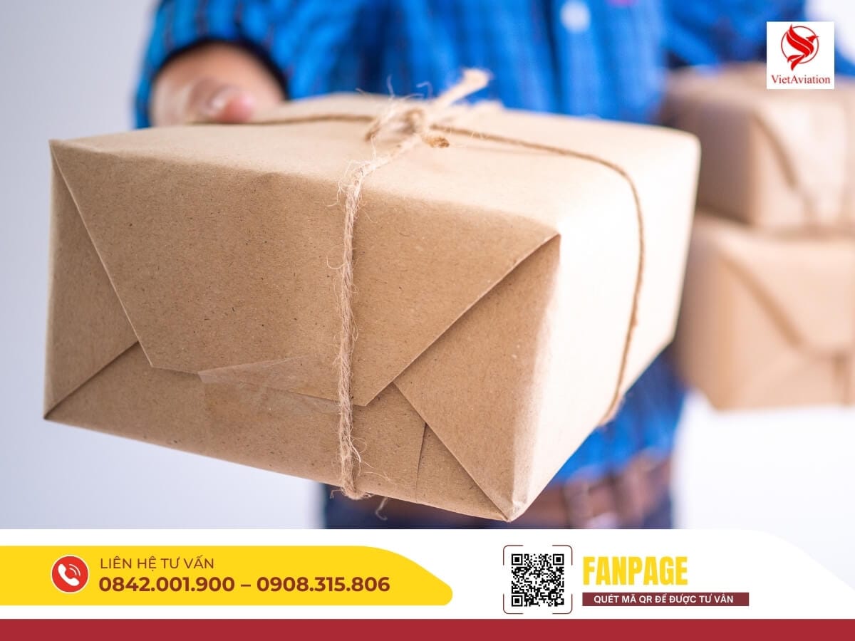 Nhân viên Vietair Cargo gói hàng cẩn thận trước khi chuyển phát nhanh hàng Trung Quốc tại nhà.