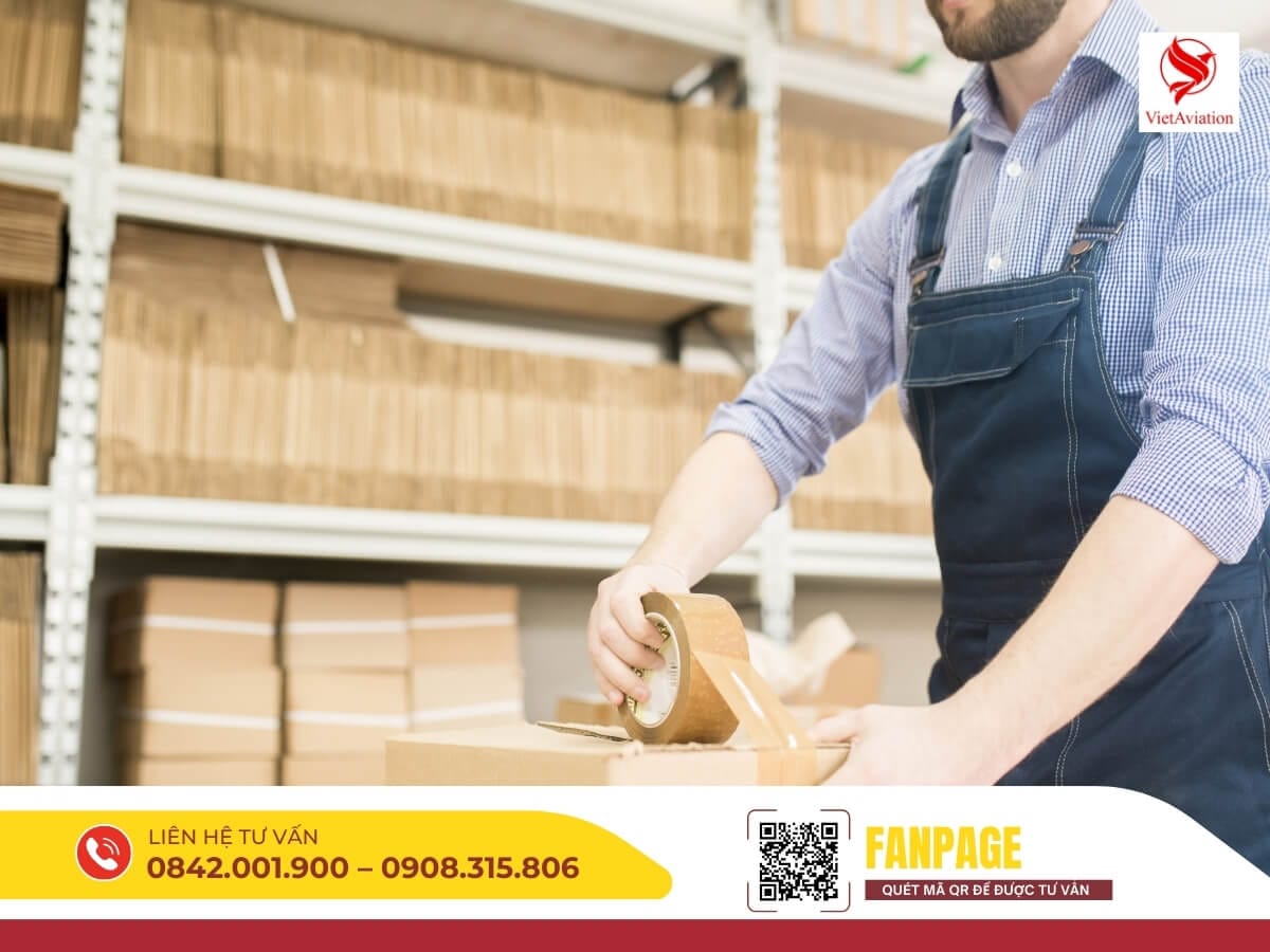 Nhân viên đóng gói hàng hóa kỹ lưỡng cho dịch vụ chuyển phát nhanh hàng Trung Quốc tại nhà.