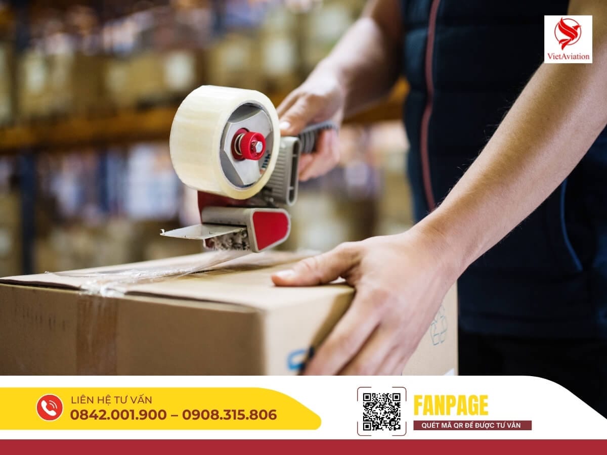 Quấn băng keo cố định thùng hàng để chuyển phát nhanh hàng Trung Quốc tại nhà an toàn.