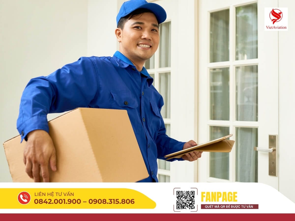 Nhân viên giao hàng chuyên nghiệp đang chuyển phát nhanh của Trung Quốc, đảm bảo dịch vụ uy tín và an toàn.