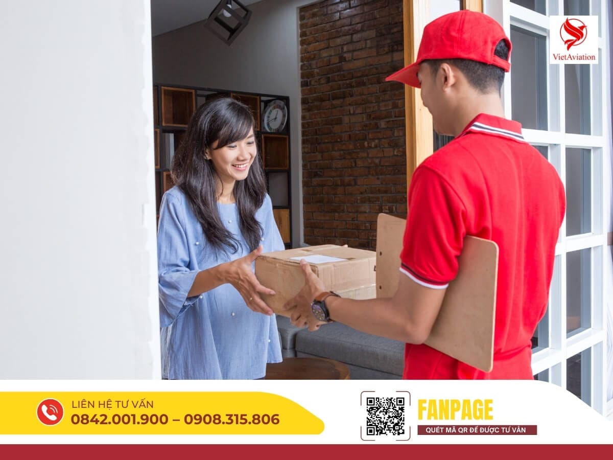 Nhân viên chuyển phát nhanh của Trung Quốc giao bưu kiện trực tiếp cho khách hàng tại nhà.