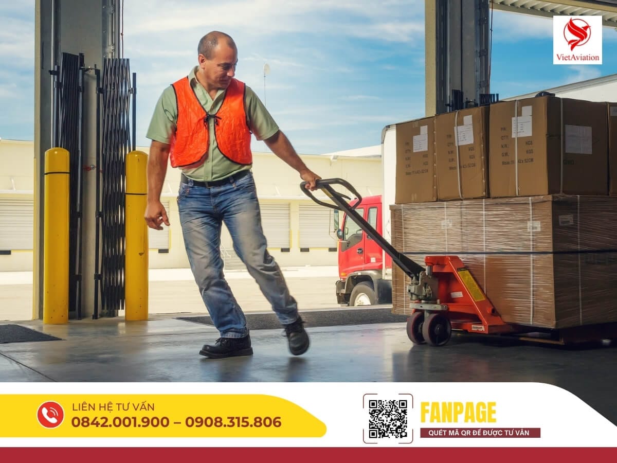 Nhân viên vận chuyển sử dụng xe nâng để di chuyển hàng hóa trong kho chuyển phát nhanh của Trung Quốc.