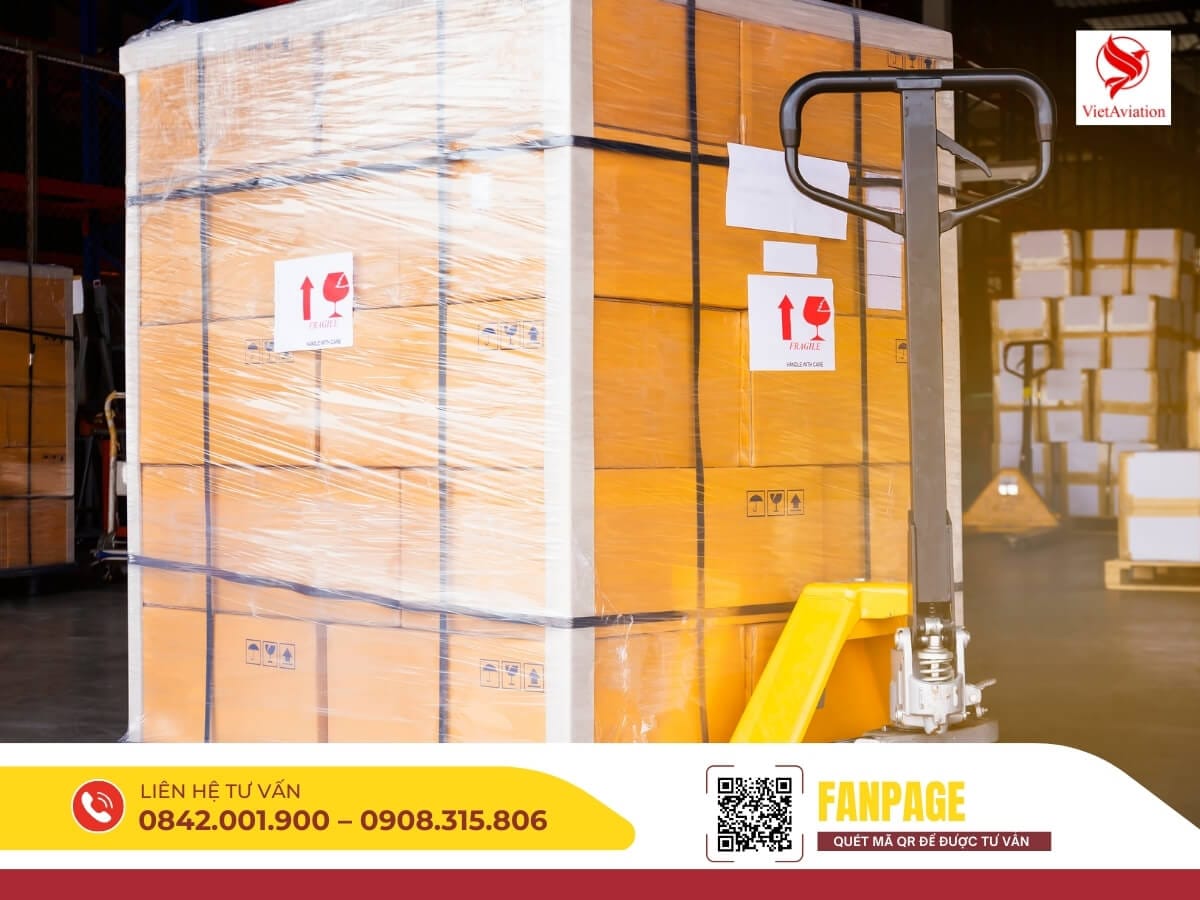 Pallet hàng hóa được bọc và sắp xếp gọn gàng chuẩn bị chuyển phát nhanh của Trung Quốc.