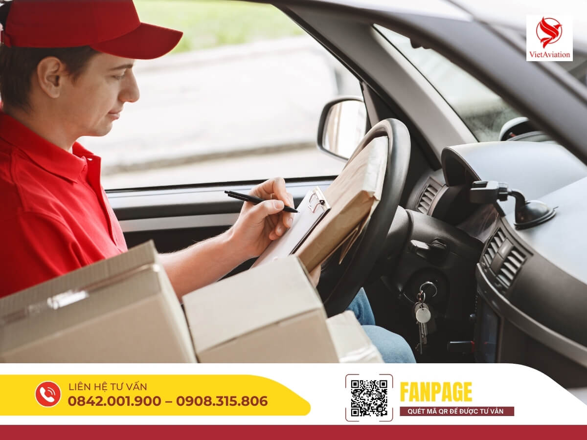 Nhân viên giao nhận xác nhận đơn hàng trên xe trước khi vận chuyển đi Trung Quốc.