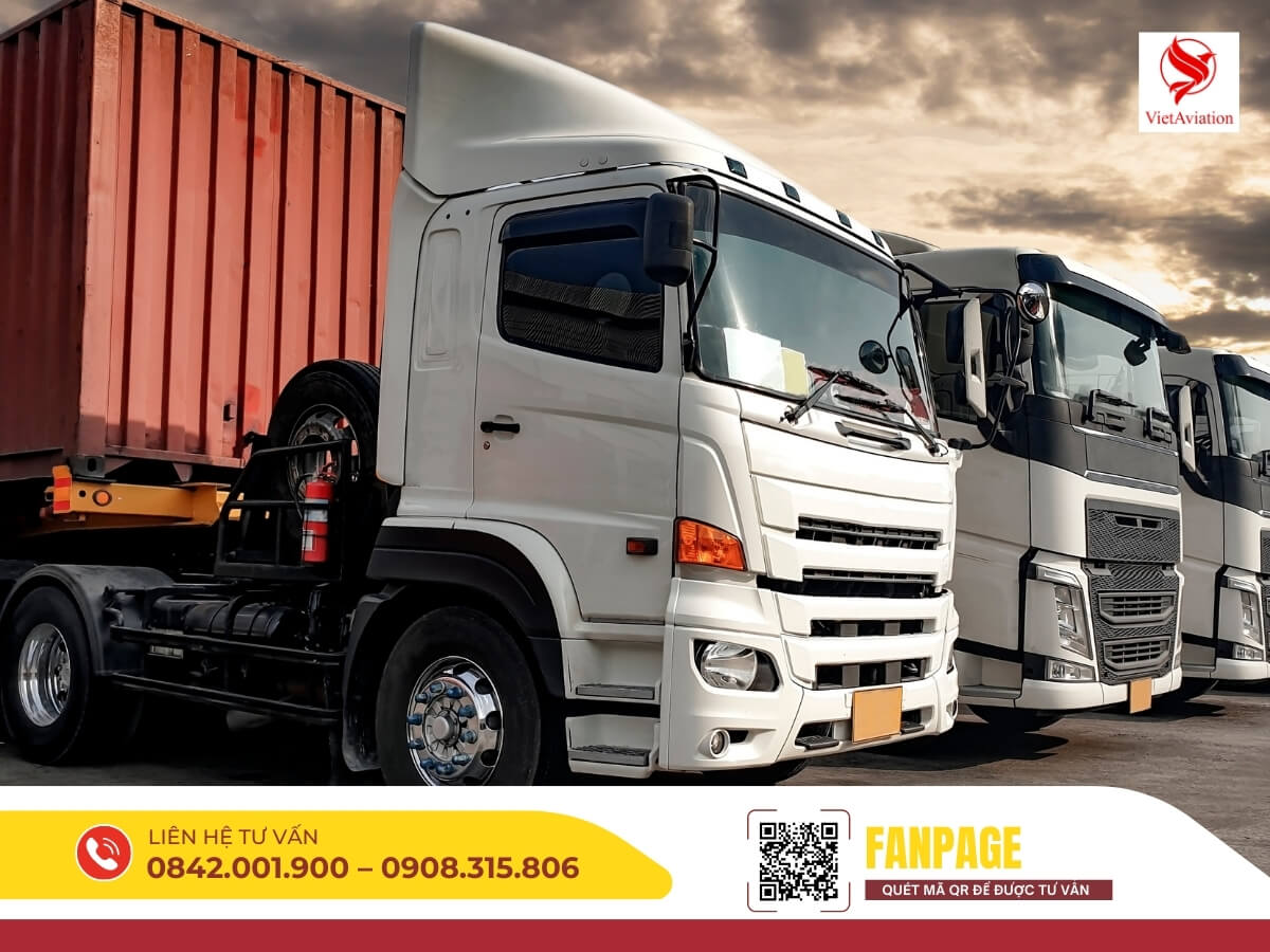 Xe tải chở hàng hóa quốc tế trong dịch vụ chuyển phát nhanh từ Việt Nam sang Trung Quốc.