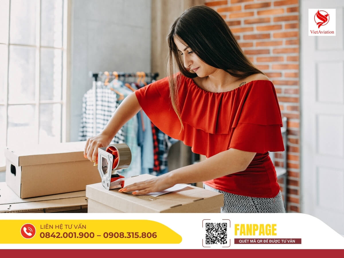 Nhân viên đang đóng gói kiện hàng trước khi gửi đi Trung Quốc.