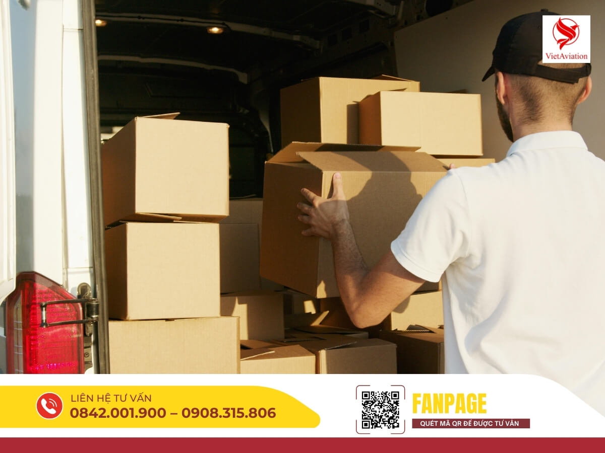 Nhân viên bốc xếp hàng hóa vào kho để chuyển đi Trung Quốc.