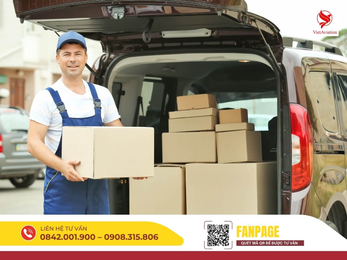 Tài xế thân thiện giao hàng tận nơi, đại diện cho dịch vụ nhanh chóng, đáng tin cậy.