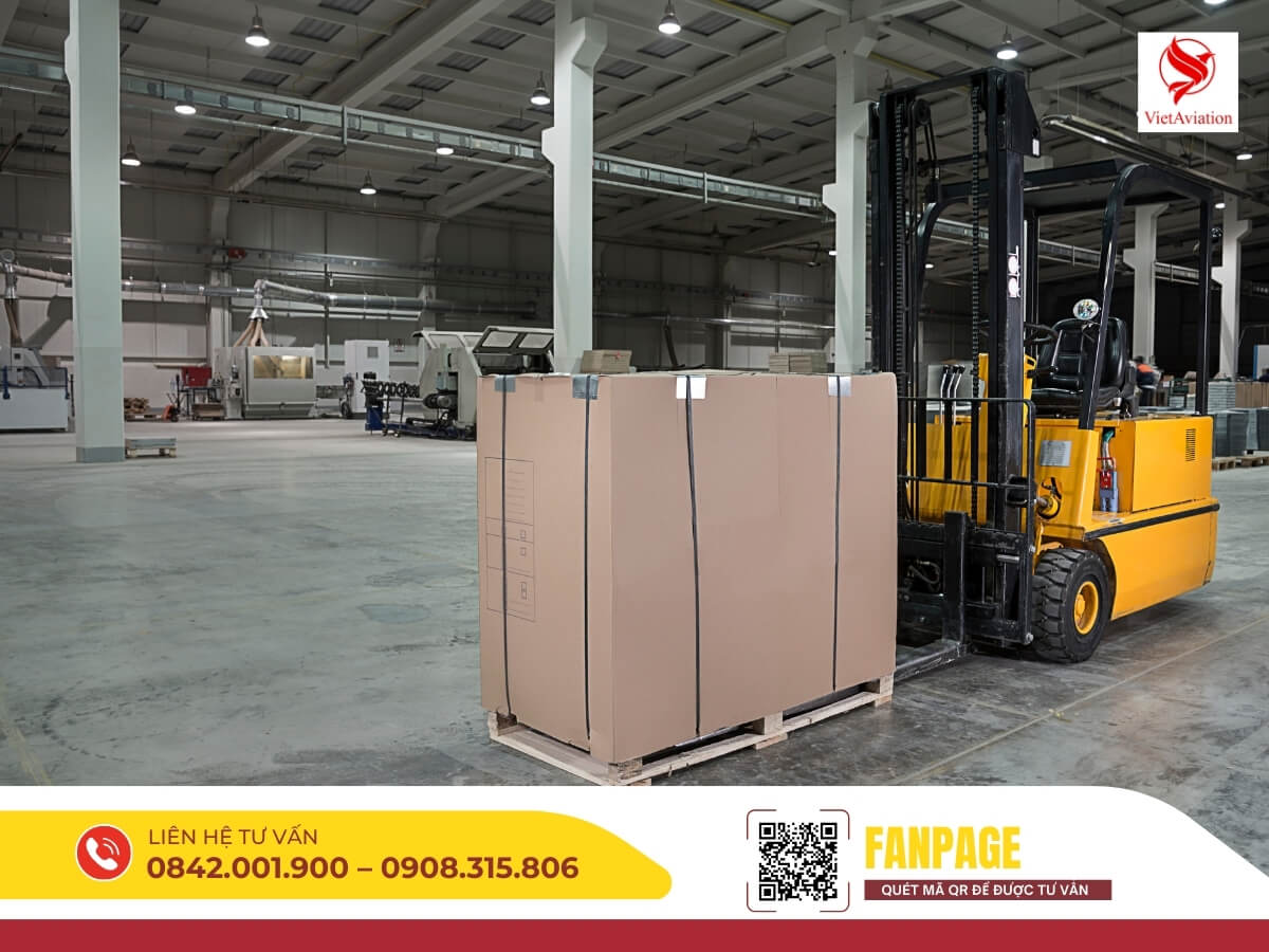 Khu vực đóng gói hàng hóa bằng xe nâng tại kho VietAir Cargo, chuẩn bị gửi đi Trung Quốc.