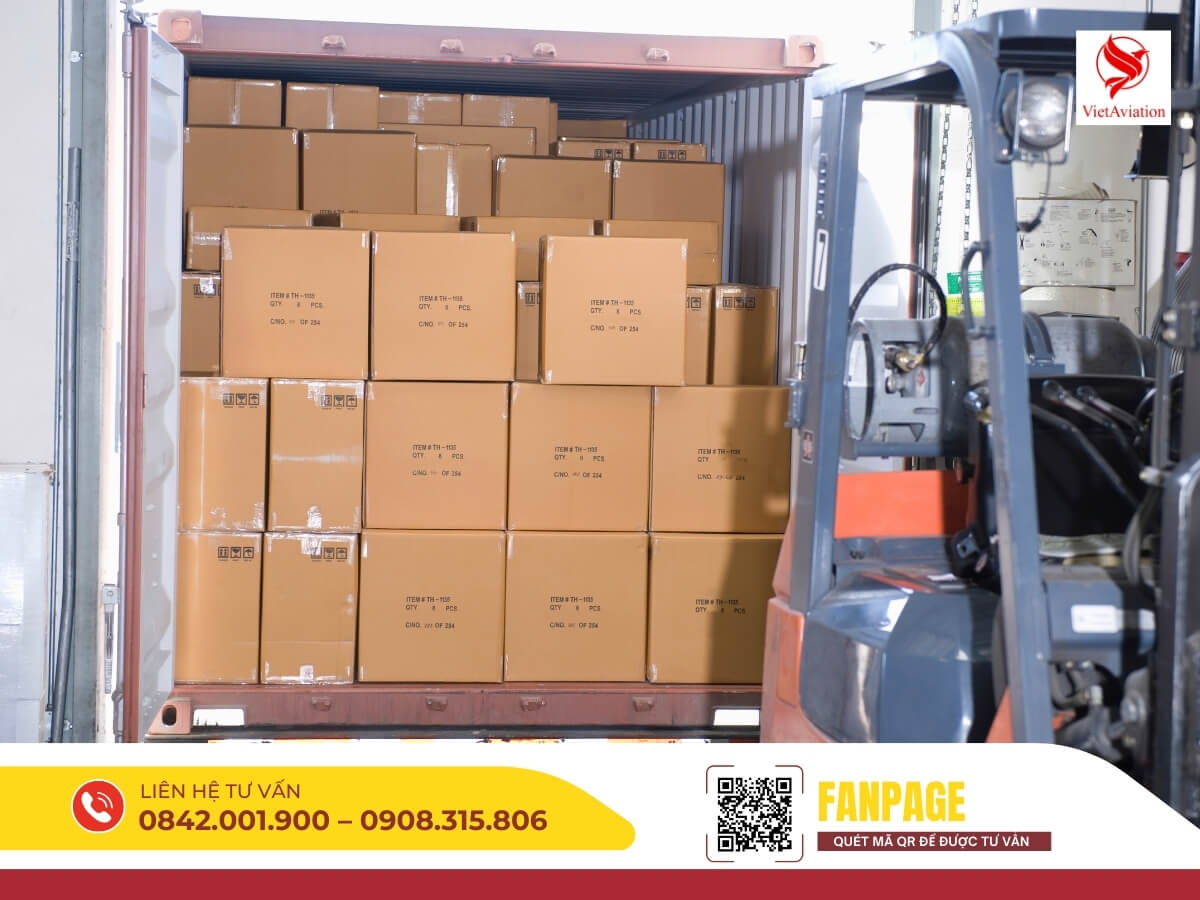 Nhân viên VietAir Cargo xếp hàng hóa vào container chuẩn bị chuyển phát nhanh đi Trung Quốc.