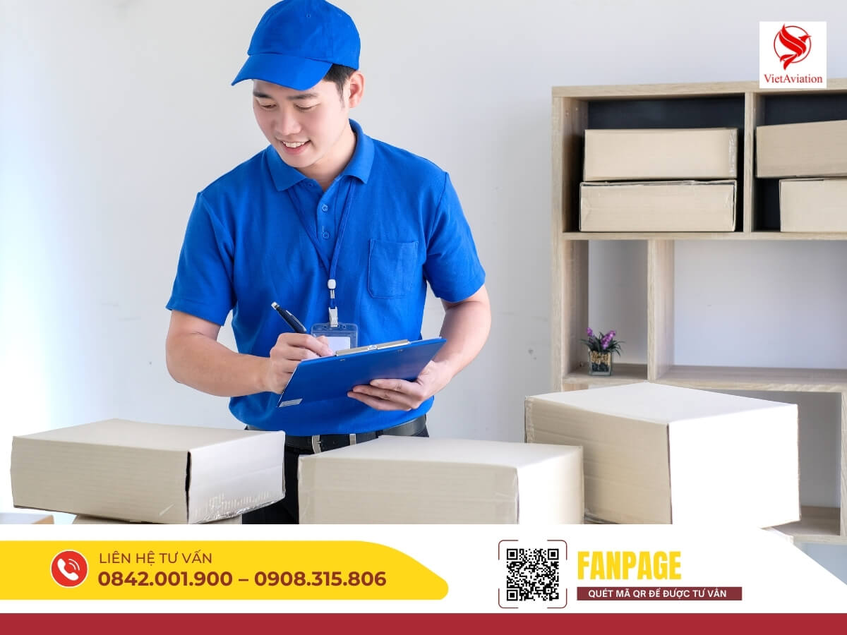 Nhân viên kiểm tra đơn hàng trước khi gửi đi trong dịch vụ chuyển phát nhanh đi Trung Quốc.