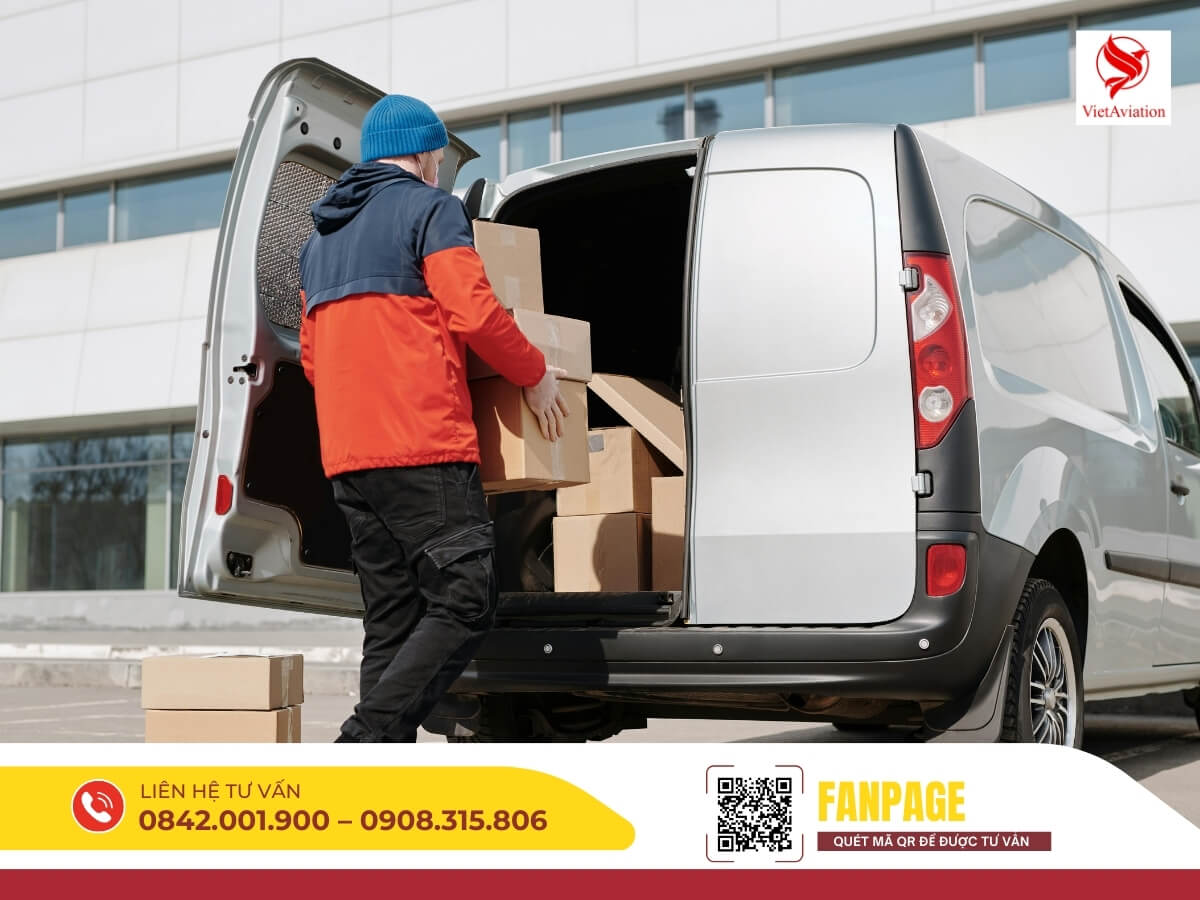 Xe tải VietAir Cargo nhận hàng tận nơi để chuyển phát nhanh đi Trung Quốc.