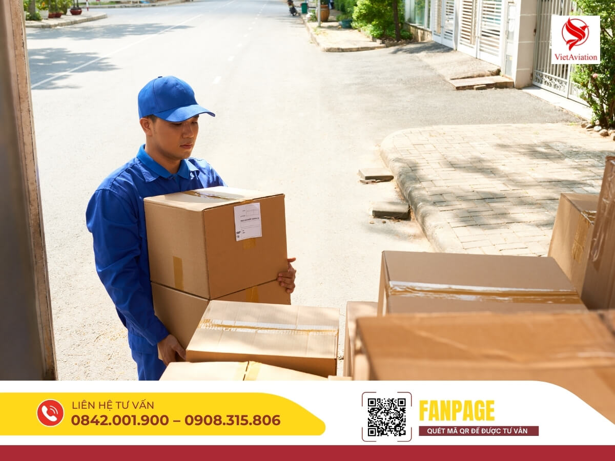 Nhân viên VietAir Cargo đang vận chuyển và giao nhận kiện hàng đi Trung Quốc.