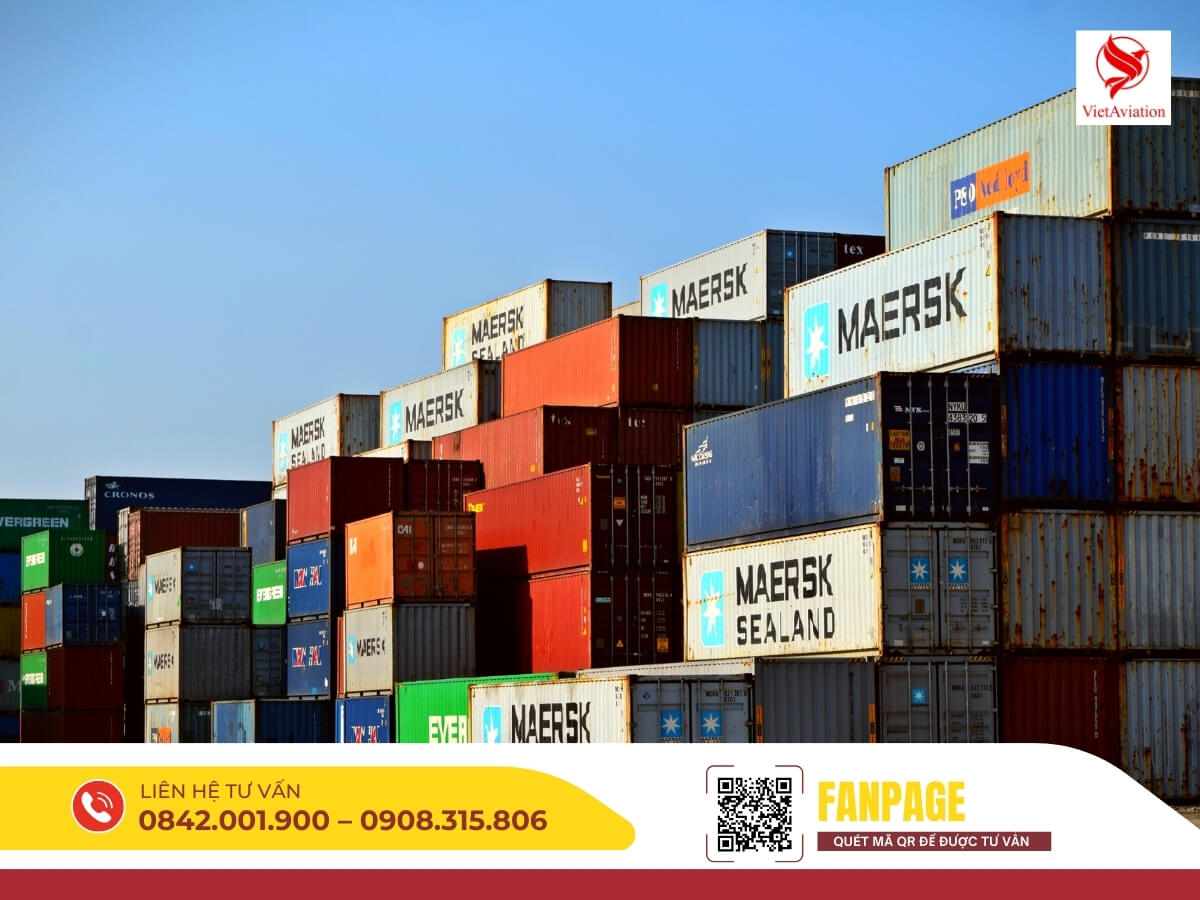 Hàng hóa xuất khẩu đi Trung Quốc được vận chuyển bằng container tại cảng biển.
