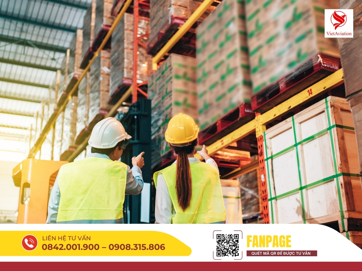 Nhân viên logistics Vietair Cargo kiểm tra pallet hàng trước khi vận chuyển đi Trung Quốc.