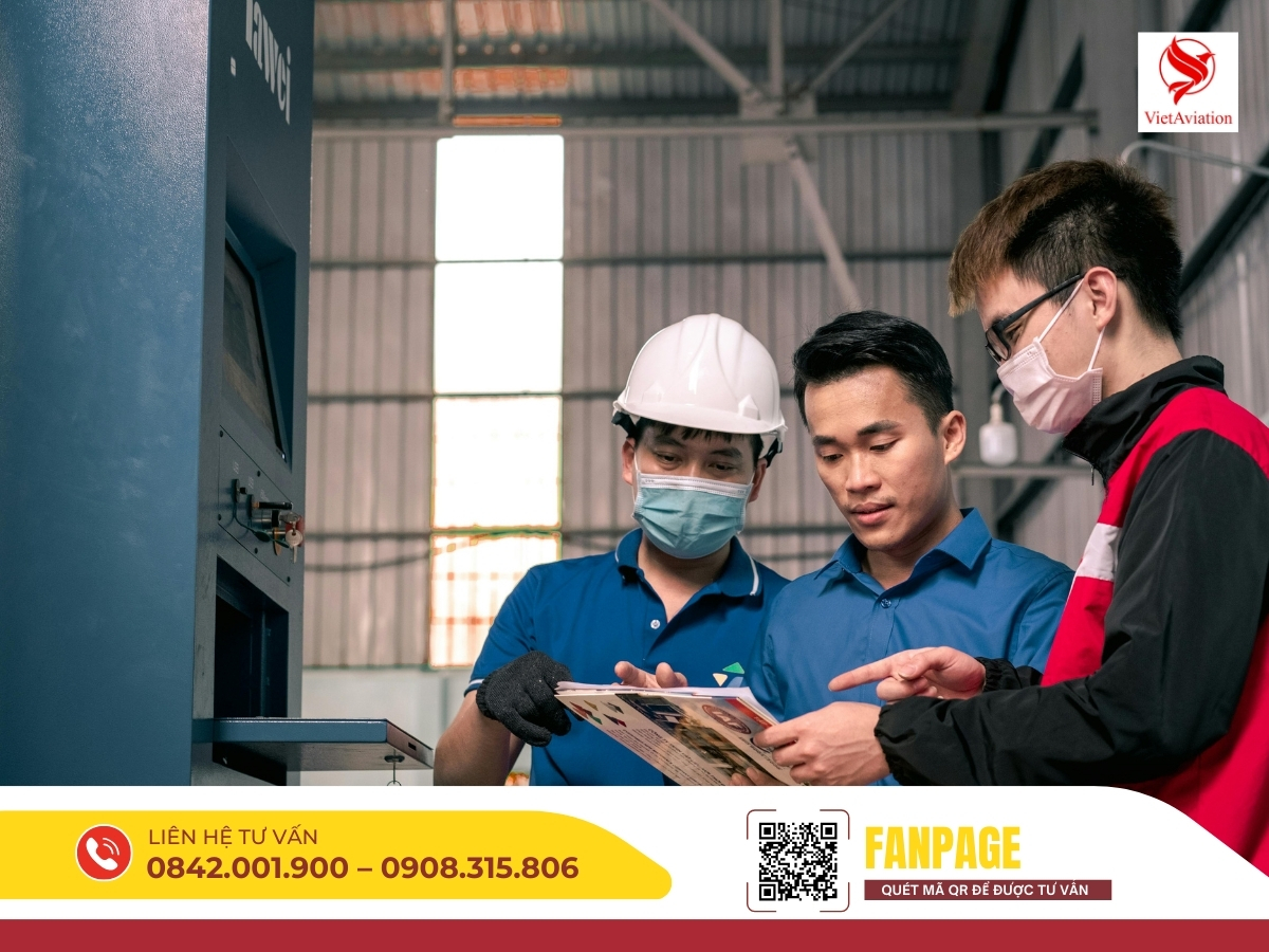 Nhân viên Vietair Cargo tư vấn giải pháp vận chuyển tối ưu cho doanh nghiệp.