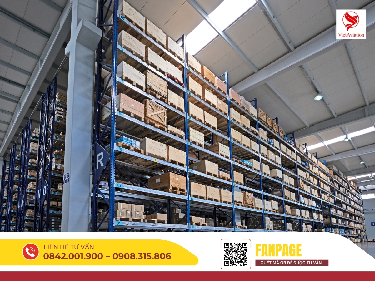 Giá kệ chứa hàng hóa được sắp xếp ngăn nắp, sẵn sàng vận chuyển đi Trung Quốc.